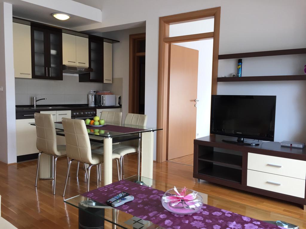 Apartments Villa Plaza โตรกีร์ ภายนอก รูปภาพ