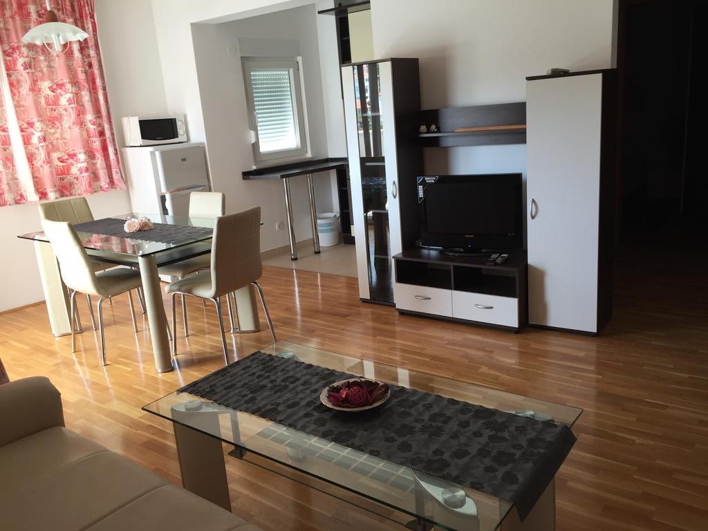 Apartments Villa Plaza โตรกีร์ ภายนอก รูปภาพ