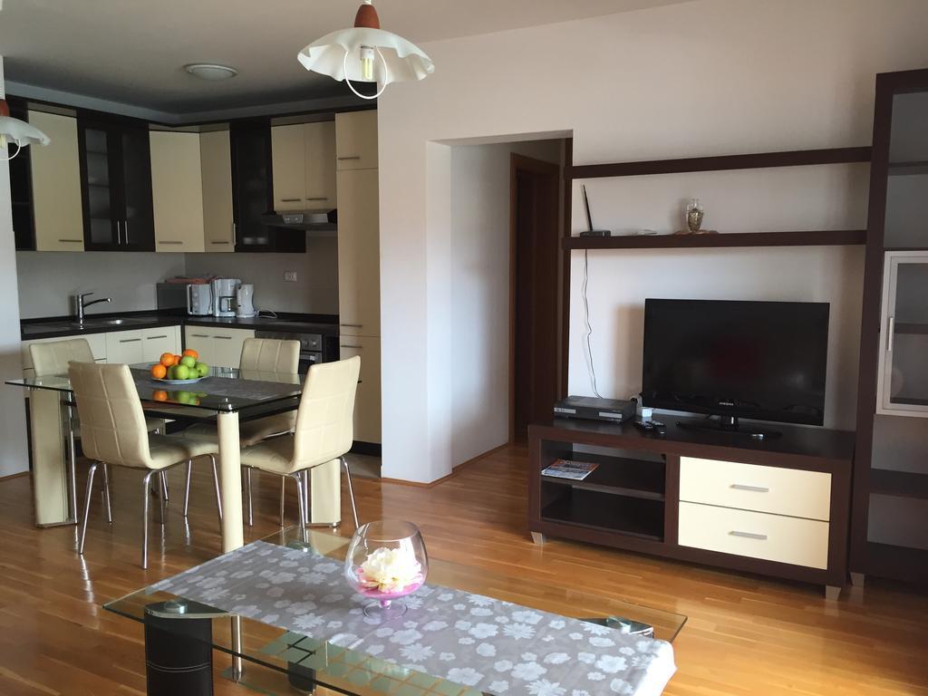Apartments Villa Plaza โตรกีร์ ภายนอก รูปภาพ