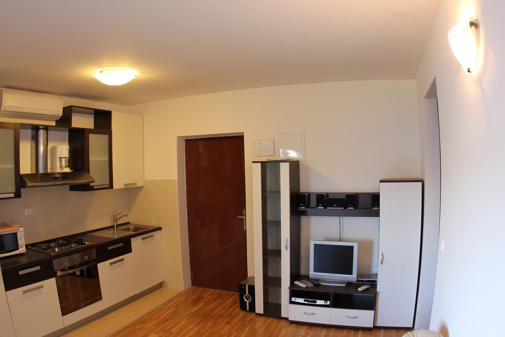 Apartments Villa Plaza โตรกีร์ ภายนอก รูปภาพ