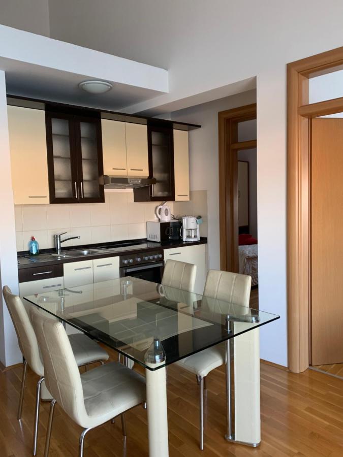 Apartments Villa Plaza โตรกีร์ ภายนอก รูปภาพ