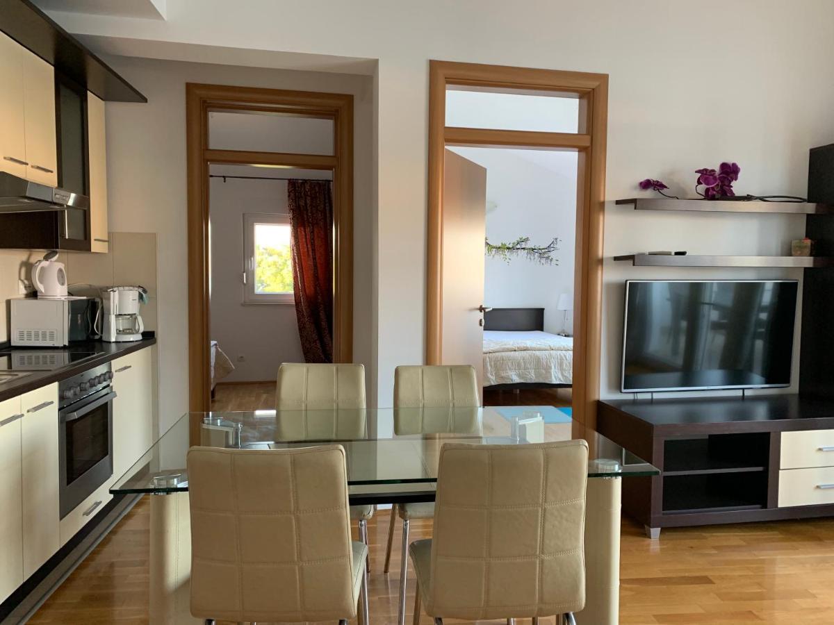 Apartments Villa Plaza โตรกีร์ ภายนอก รูปภาพ